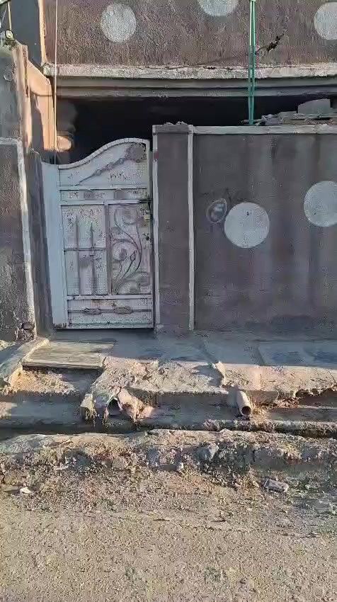 السلام عليكم مشتملات عدد2 مساحه الواحد 125 متر بناء طابوك وكاشي وسيراميك وشتايكر السطح ماي اوكهرباء خطين العنوان وره مطعم جواد سعر اتصل ***********
