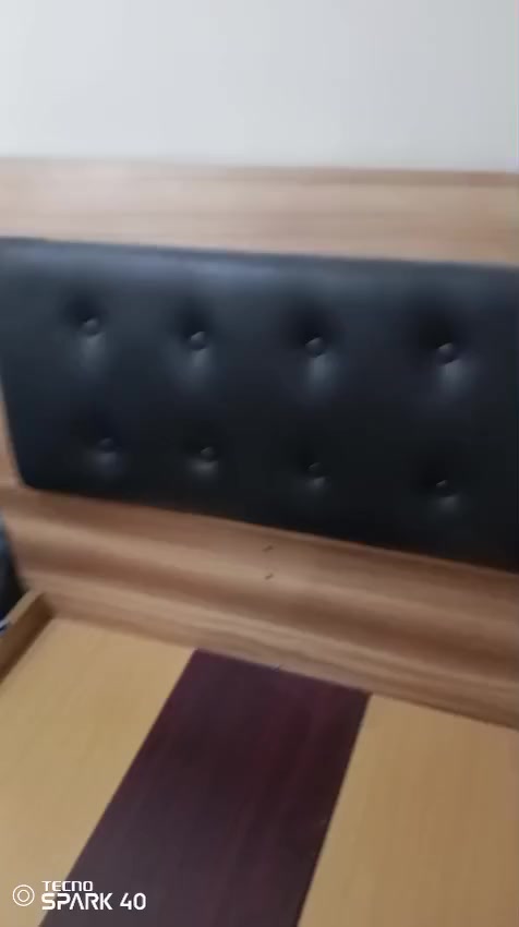 سرير نفر. العرض متر والطول مترين  نظيفه مابيهه كسر السعر 100 مكانهه التنومه


**إذا كنت صاحب هذا الإعلان وتريد حذفه لأي سبب، رجاءا أرسل رسالة إلى الدعم الفني**