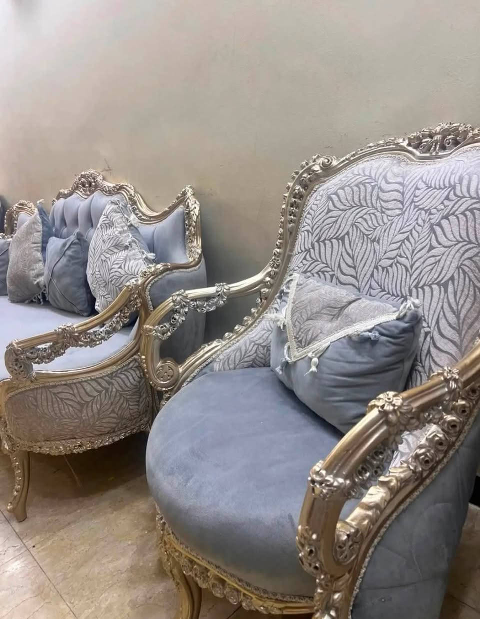 قنفات مصريه للبيع 
متكونه من 10 مقاعد وطبله حجم كبير خشب زان قماش قديفه ثكيل استعمال جدآ قليل نضيفات جدآ جدآ السعر 950 مكاني بغداد تواصل خاص او اتصال على الرقم 
***********
