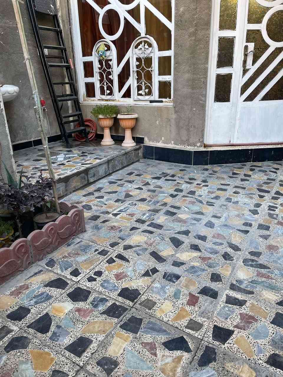 الدار للبيع
المساحة 100 متر 
الواجهة 5 النزال 20 
🟢 الطابق الاول استقبال + صالة + مطبخ وحمام وتواليت 
🟢 الطابق الثاني يحتوي على غرفتين  غرفة نوم وبلكونة + غرفة نوم سويت 
🟢 الطابق الثالث يحتوي على بيتونة وسطحين 
🟢 السعر /320 مليون
العنوان / البلديات مضمار العابد قرب شارع الحشد 
رقم الهاتف / ‭***********
