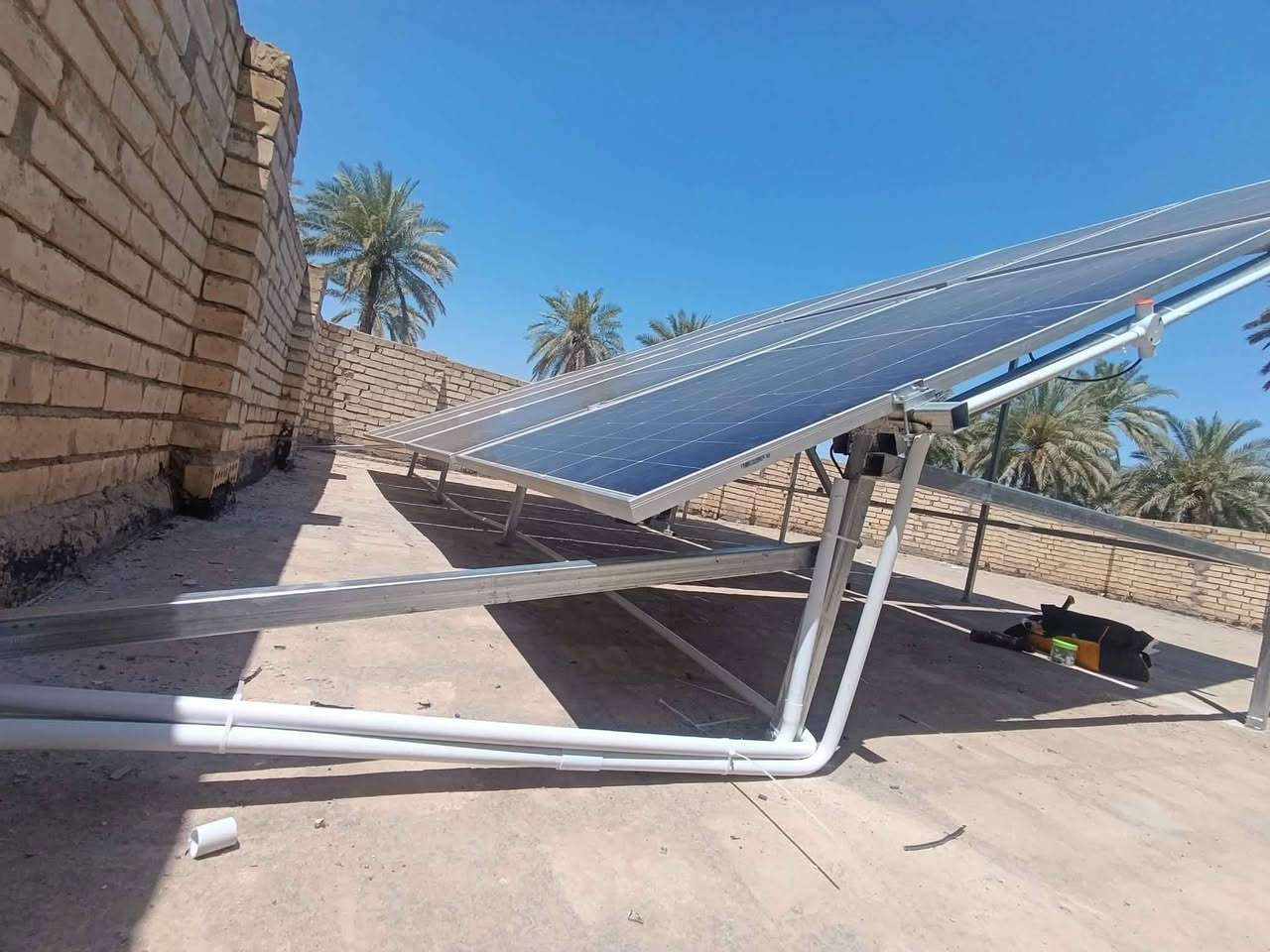 ☀️🔋 بعون الله تم إنجاز مشروع منظومة طاقة شمسية 
في محافظة كربلاء قضاء الحسينية 

🔹 مواصفات المنظومة:

مكونة من 
الواح نوع longi x10 
 
640 watt⚡
 عدد10 مع التوسعة المستقبلية 

انفرتر نوع ديا   بقدرة8kw عدد1

بطاريات ليثيوم نوع ديا    

سعة  16Kwh عدد 1

مع هيكل حديد  ثقيل  سمك 2 ملم حقيقي لكل المقاطع 

🔹 مميزات المشروع: 
✔️ إنتاجية عالية حتى في درجات الحرارة المرتفعة
✔️ استقرار في التشغيل وتوفير مستمر بالطاقة
✔️ نظام متكامل مناسب للاستخدام المنزلي والتجاري
💡 نقدم حلول طاقة شمسية متكاملة
من الدراسة والتصميم إلى التنفيذ والتشغيل بأفضل جودة وأسعار منافسة
📞 للاستفسار والحجز تواصل معنا
***********
مكتب الرؤيا الهندسي للطاقة الشمسية 
حلول هندسية في مجال الطاقة الشمسية
