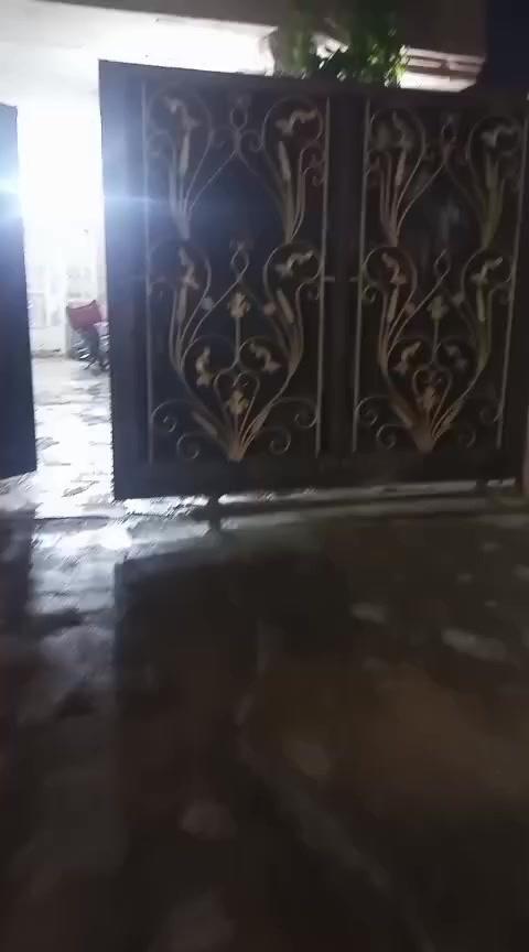 السلام عليكم بيت للبيع 240م القادسيه قطعه 500متكون البيت من طابقين غرفتين نوم 3مجاميع صحيات صاله وسطيه واستقبال ومطبخ حار وبارد السعر خاص الرقم ***********
