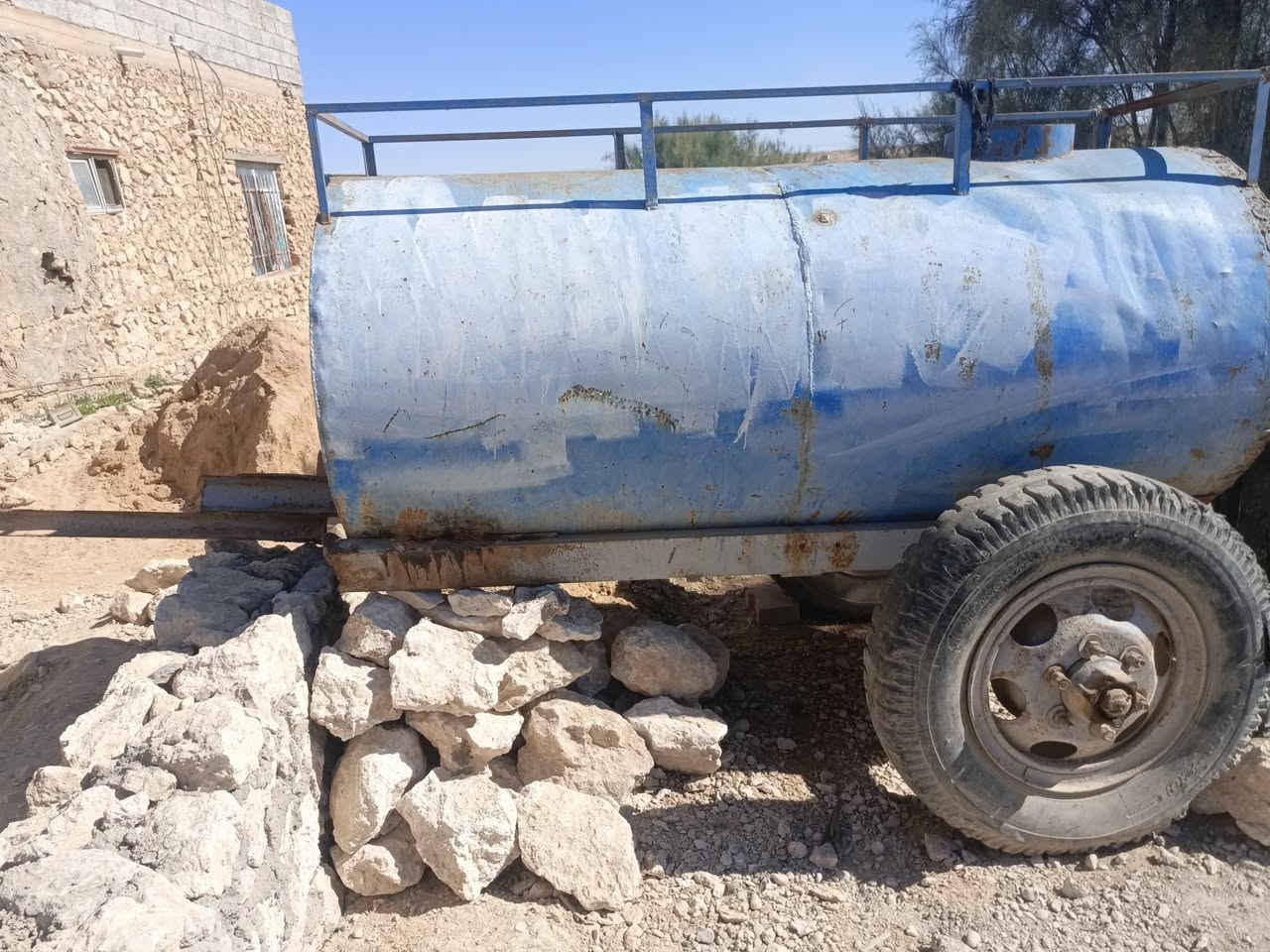 السلام عليكم خوان مقطوره مي ساحبها مكسور وبيها زروف قليله يرادلها تلاحيض السعر الف 500
التصال عل رقم  ***********
