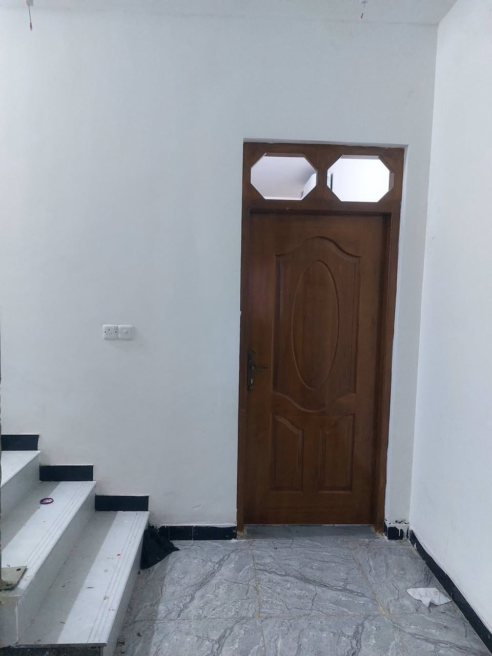 دار مساحة ١٠٠متر في الجغيفي الثانيه قرب اسواق جنه بناء حديث طابوق طابقين درجه اوله اساس رفت ٣غرف بيتونه طابق ثالث السعر ٦٧ للإستفسار ***********

