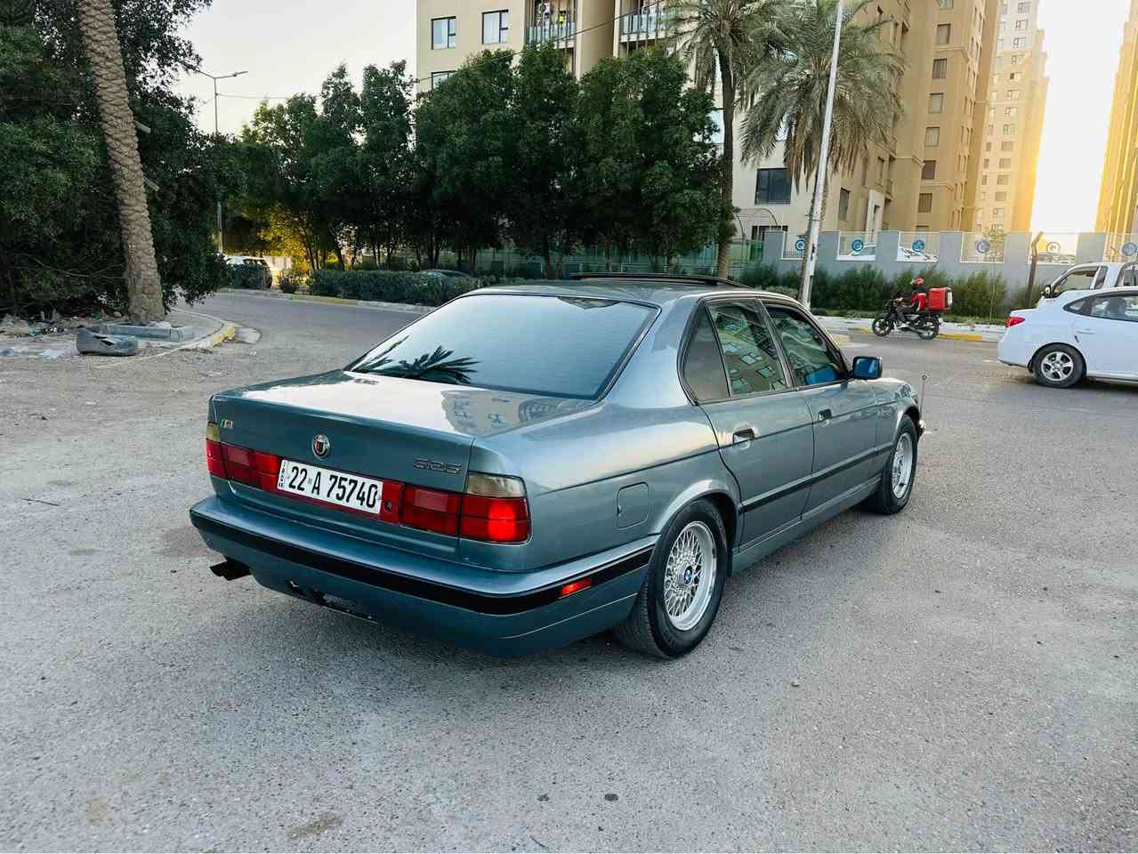 سلام عليكم
للبيع بي ام 525 موديل 1991 
رقم اربيل انكليزي بسمي تحويل مباشر
مكفوله من ضربه فقط صبغ جماليه. 
مكينه مسكر فانوس 6 سلندر مكينه جديد
كير اوتماتيك 
سياره فول مواصفات. 
بجم عريض. سلايد طكتين شغال
دبل ايرباك كشنات مخمل جدد 
تبريد ثلج تخم تاير وصدر كله جديد. 
كهربائيات كلها شغاله مابيها كلوب طافي. 
سياره حلوه ومصروف عليها مال جناي وتجي وتشوف بعينك 
سعر 67 وبيها مجال مكان سياره بغداد حي الجامعه رقمي *********** بغداد, العراق
