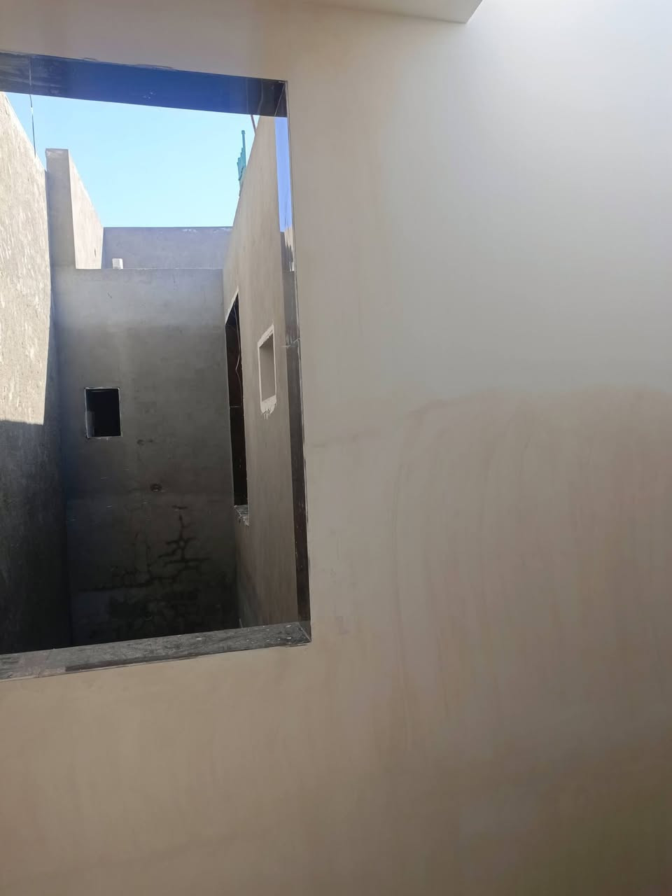 سلام عليكم دار للبيع زعفرانيه بدايه الأربع شوارع بضهر ابو علي منزليه مقابل مو الحامد ثلاث طوابق بناء حديث بعده ما مسكون باقيله الارضيه وشبابيك فقط  للاستفسار  ***********
