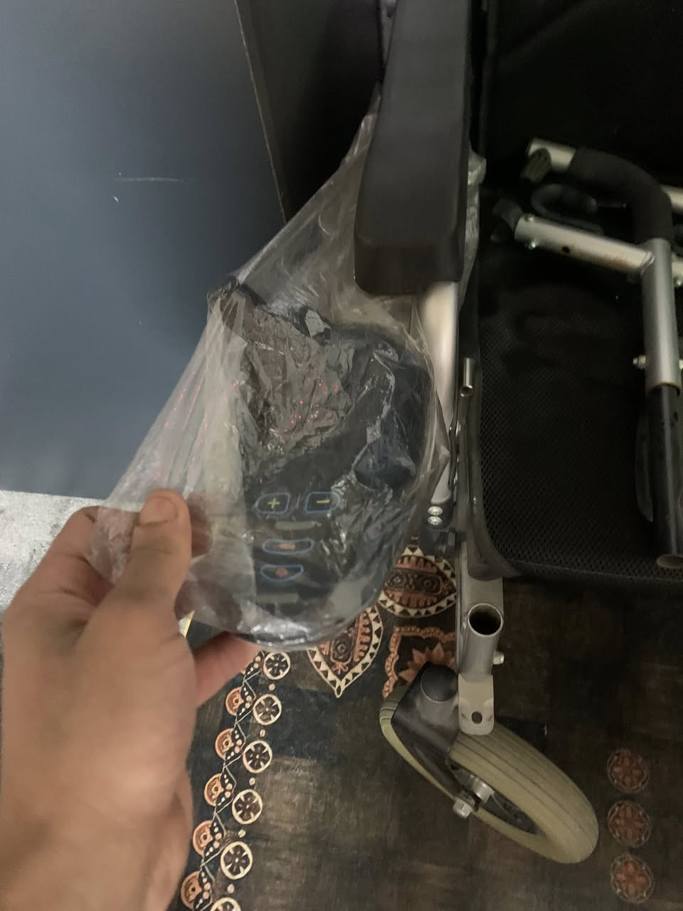 السلام عليكم كرسي معوقين جديد اشتخدام شهر 1فقط بعده جديد للبيع العنوان بغداد السعر600الف تواصل***********
