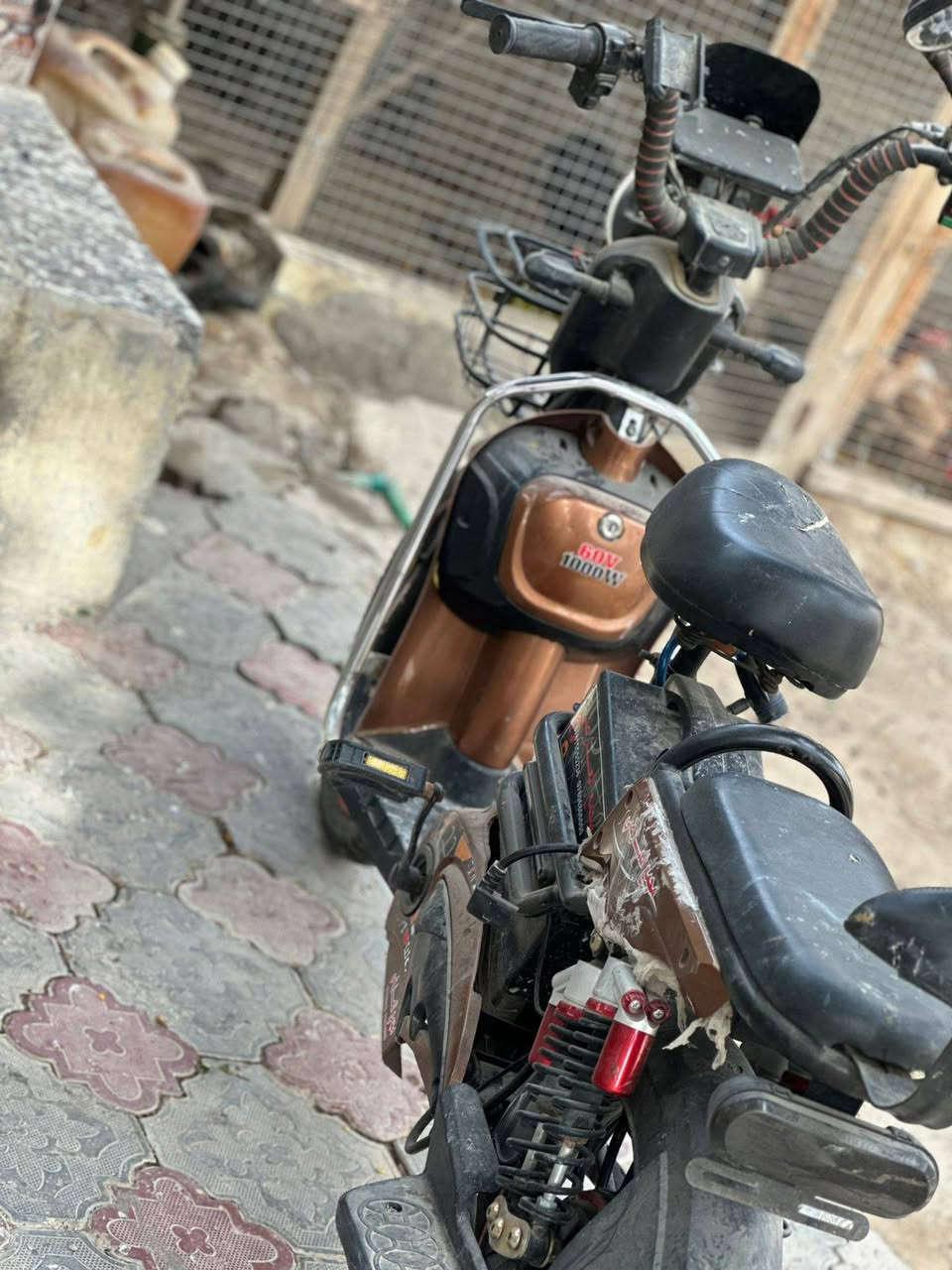 السلام عليكم ورحمه الله وبركاته
عندي هذا الباسكل الشحن لبيع شغال كلشي مابيه بس متروك صارله اهواي 
مكان نجف
السعر 350
أي استفسار اتصل على الرقم ***********
