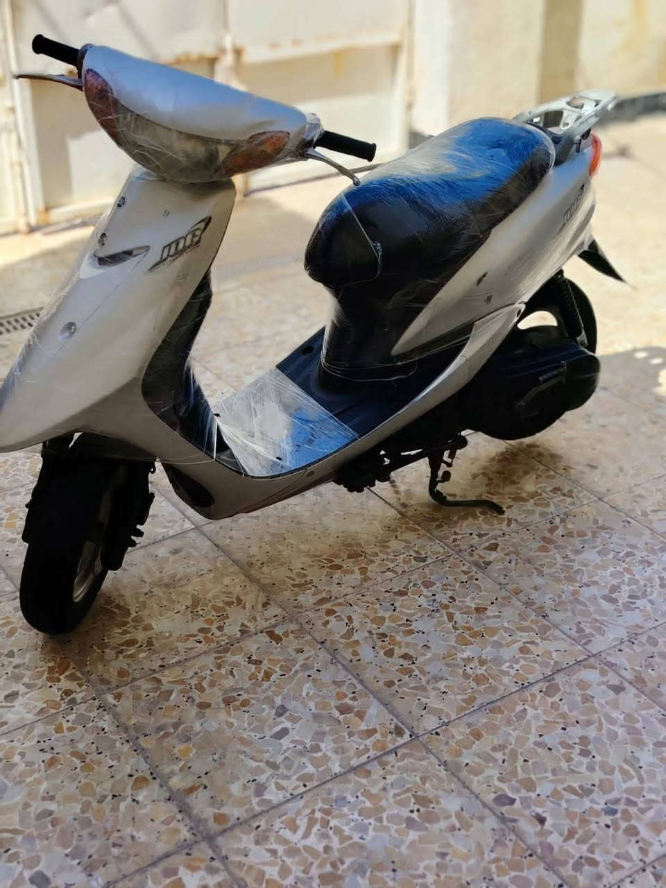 سلام عليكم شباب دراجه عصفوريه وراق ساله 4 اشهر طالعه من وكيل دراجه نضيفه شوفت عيونكم سعر انتصال عل رقم هاتف ***********
