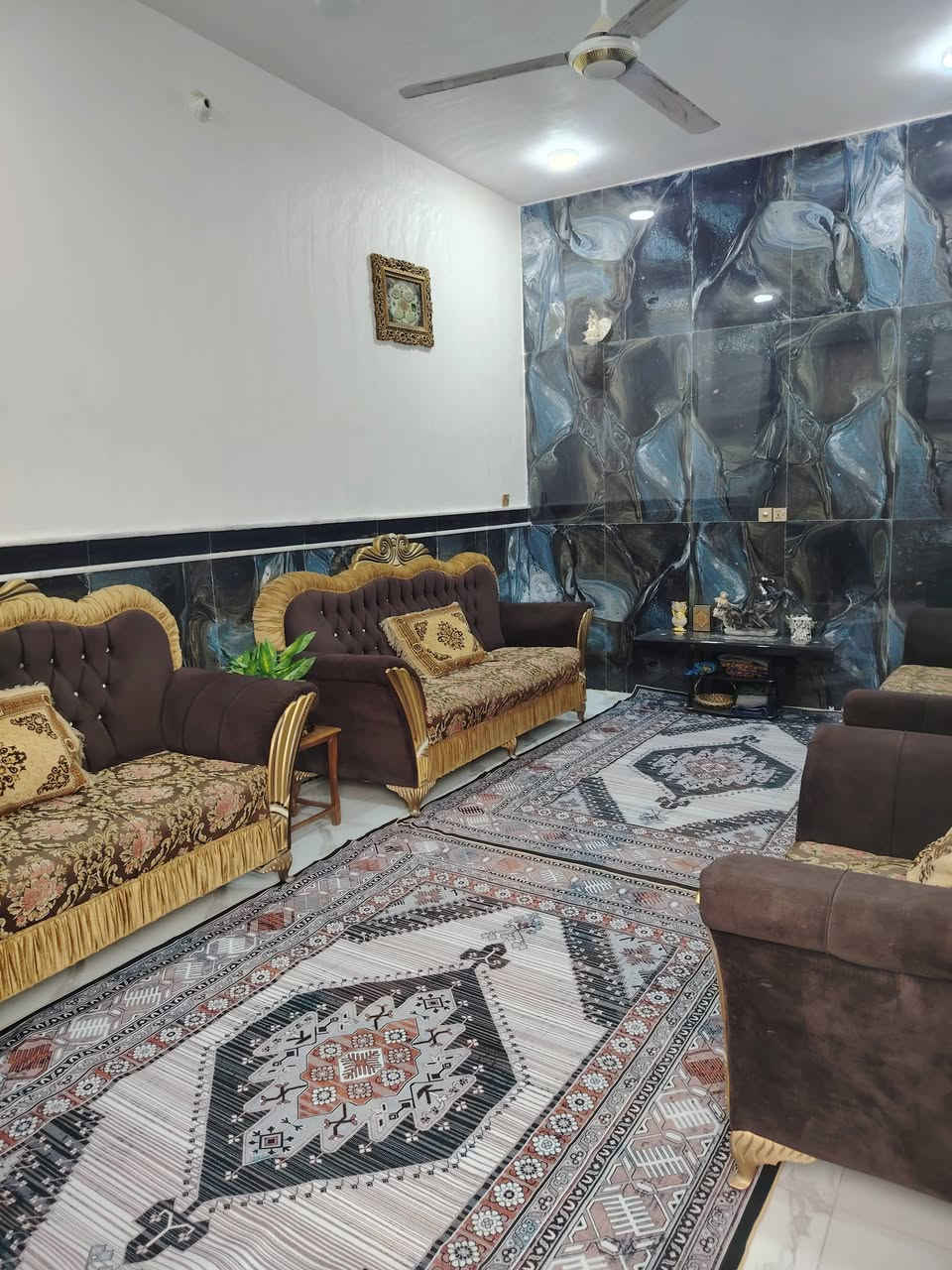 السلام عليكم ورحمة الله وبركاته بيت مساحة ١٣٦َنزال ١٨الواجهة ٧ونص بناء حديث يحتوي على غرفة نوم ومطبخ وبراني وصالة وصحيات خارجية الرباط كونكريت والسقف مطلوب إسكان ٤٥ السعر الخاص حي النهضة الثالثة البيت على شارع تبليط قرب مدرسة الخلاني الاتصال على الرقم *********** صاحب الدار
