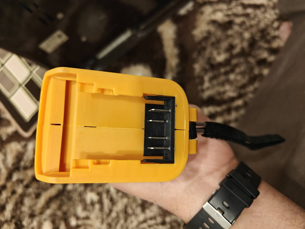 مقص تقليم بريشلس يشتغل على بطاريه ديولت الاصليه يده فقط بدون ملحقات السعر 35 ويا التوصيل للتواصل ***********
