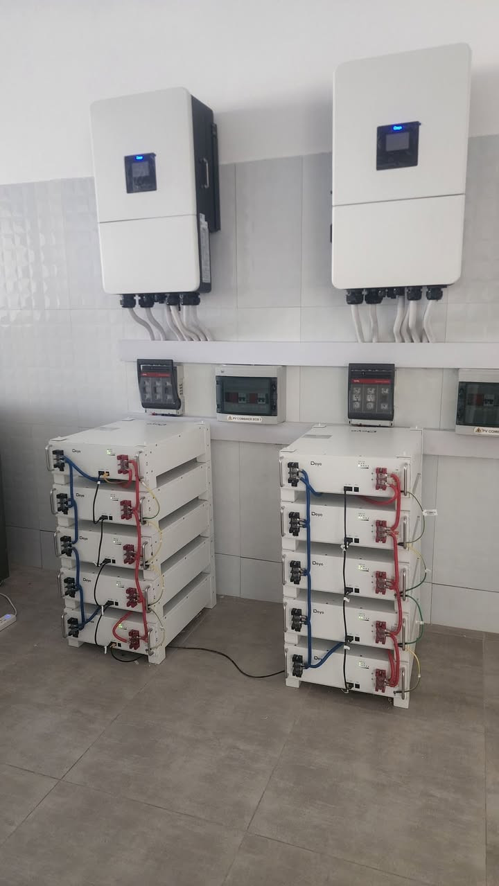 راحة بالك مضمونة ويانه ☀️
انفيرتير ضمان 3 سنوات استبدال
بطاريات ليثيوم فوسفات الحديد ضمان 5 سنوات
الالواح المستخدمة هي الافضل في السوق من شركة لونجي 
عدد  الواح كافي لتغطية الحمل وشحن البطاريات
شغل نظيف وتنصيب عدل 👌🔋
للاستفسار: 
زيد الجميلي ***********
نورالدين النعيمي    ‬ ‭ 0782 444 0083‬
