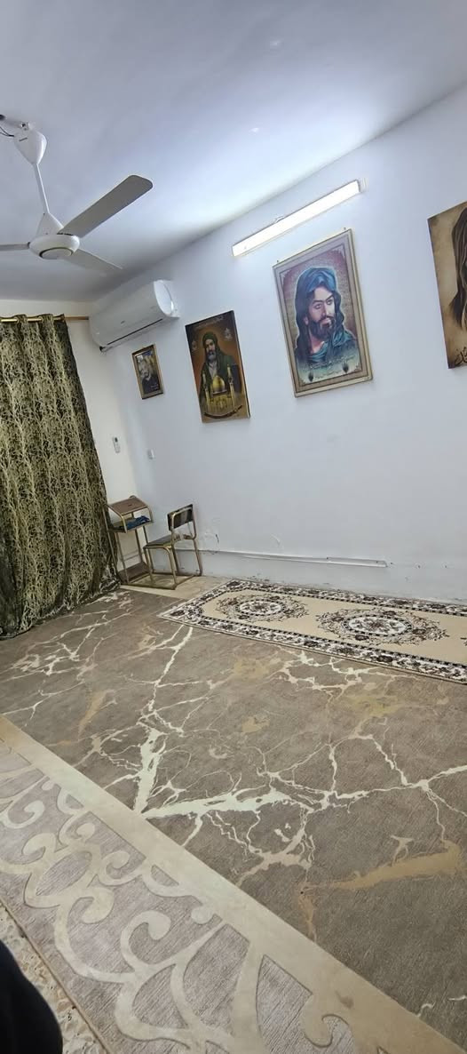 السلام عليكم بيت للبيع العنوان حي طارق قرب حسينه ابو صالح ثاني فرع البيت طابقين الطابق الأول يحتوي على حوش استقبال ومطبخ وصاله وحمام وغرفتين نوم وترك والطابق الثاني يحتوي على غرفه داخل البيتونه وغرفه بل سطح السعر ٨٥وبي مجال الرقم ***********
