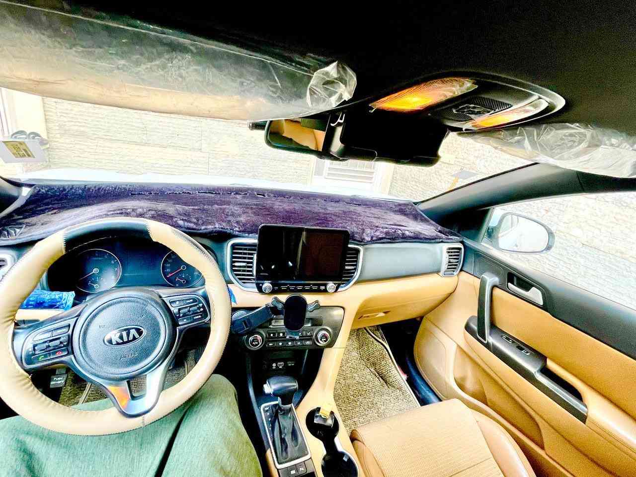 سبورتج 2018خليجي
السيارة كلش نضيفه مكفوله من الصبغ بيهه مكانين بارد موضح بلصور
ماشيه 100الف 
محرك 2000دوش.
بصمه.
كشنات جلد.
داخل عسلي.
زراگات.
اشاير بلمري.
نضام ترحيب.
تخم تاير جديد. 
مكان السيارة بغداد السعر 180بيهه مجال بسيط 
الرقم ***********
