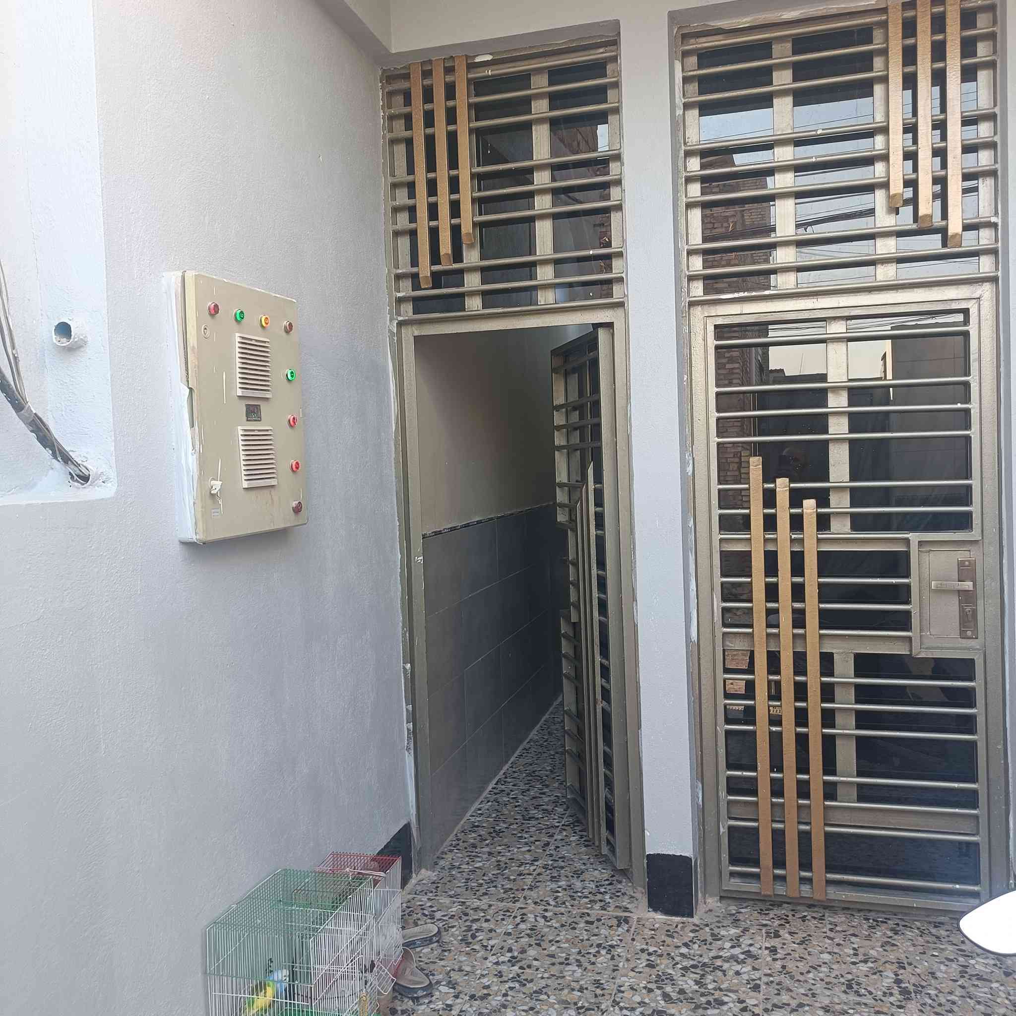 السلام عليكم بيت 100 متر للبيع
واجهيه، 4 و نص نزال 24 بناء 2024 بيت نظيف جداً،  الطابق الاول كامل و الثاني بناء صاعد للرباط ناقص فقط سقف. يحتوي بناء الاول على حمام معزول عن صحيات خارجيه، مع حمام داخلي، مع استقبال و غرفة نوم و حولي و المطبخ بداخل الترك، المكان الحسينية مسقط شارع عقيد علي و قريب على المستوصف
السعر 65 و بيه مجال قليل للخيرين
رقم الهاتف، *********** يوجد واتساب
