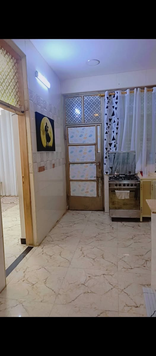 بيت للبيع 100م الواجهة والنزال 10*10 بيت جديد بناء 2023 يحتوي ع صحيات داخليه وخارجية  وغرفة نوم واستقبال ومطبخ ومنور خارجي والفوگ بيتونه وحمام 
بيت كل نقص مابي ومنطقه خدمات كامله ت 
العنوان بگاع ابو علي الدراجي نهاية شارع الوازات زراعي سند 25

رقم ***********
