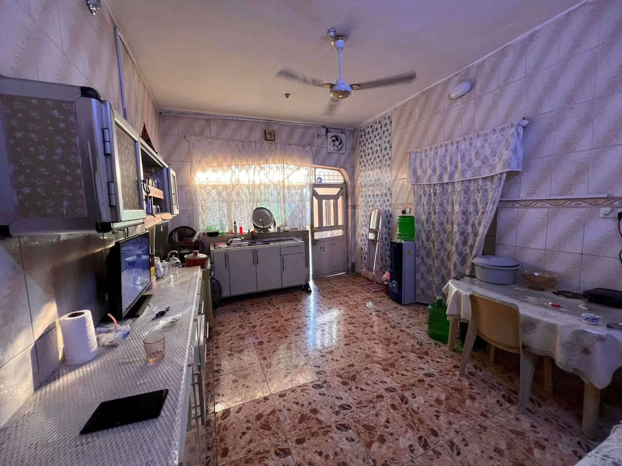 #دار_سكن_للبيع_في_منطقه_الجمعيه_دور_العمال_
المساحه 235 الواجهه 10 النزال 23 ونص شارع 15 متر مقابل  البيت شارع 12 متر بناء 2014 
للستفسار الاتصل ***********
