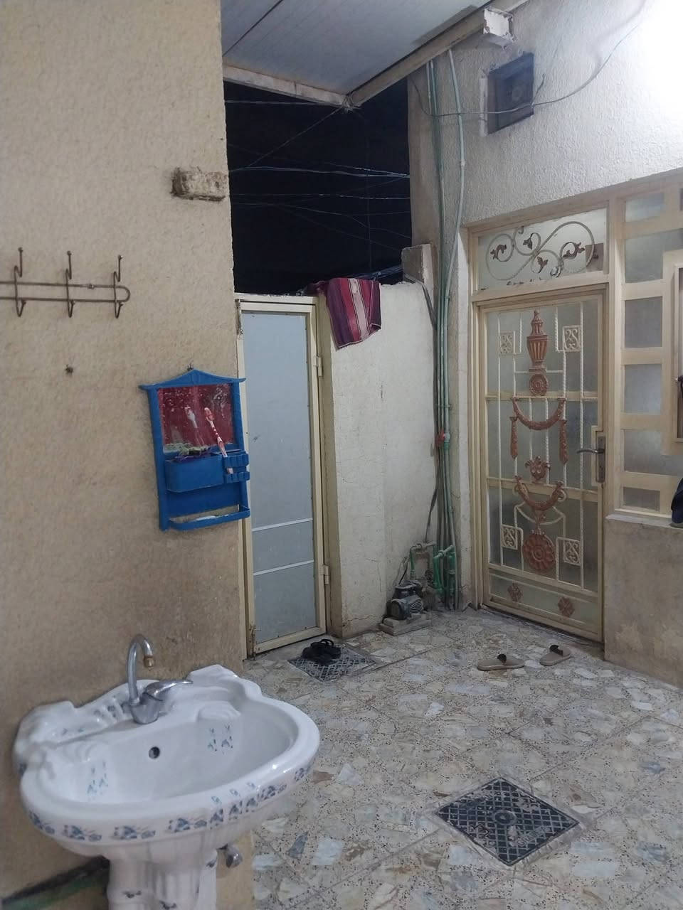 سلام عليكم بيت البيع ١٠٠ متر مربع
البيت بحي صدر الثالث والبيت عالي عن الشارع بلكوفه 
غرفه وصاله ومطبخ وستقبال وحمامين ومكشوفه 
السعر ٣٠ وبي مجال 
***********
***********
