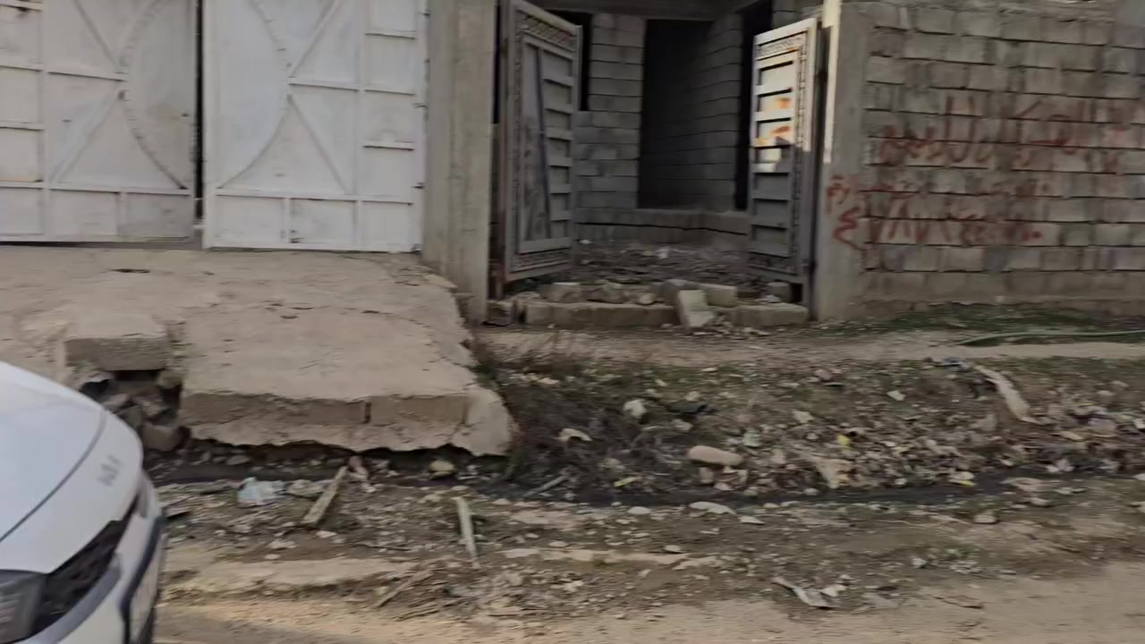 بيت للبيع مساحه ٢٥٠متر قرب مدرسة الصينيه سند زراعي حق التصرف خدمات كامله وبنص البناء سعر ٤٠مليون وبي مجال التواصل هاتف 📱 ☎️ او عبر #الواتس_آب 
***********
***********
