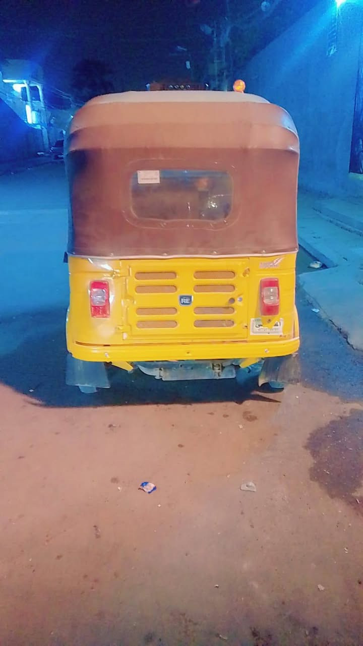 سلام عليكم عندي هاي تكتك للبيع موديل 2019اوراق المصطفئ اصوليه السعر 4ونص وبيهه مجال مكان بغداد شرطه الخامسه  رقمي ***********بي( واتساب فقط) .
