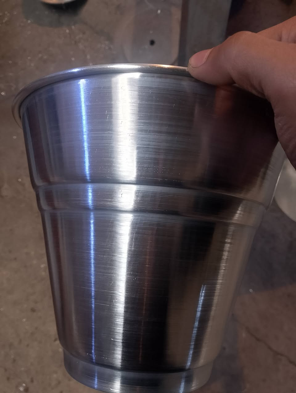 سطل حجم 13
اليده 20 الف الدرزن 
بدون يده 18 الف الدرزن و بيها مجال ***********
