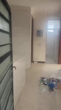 شقة طابق اول للايجار تحتوي على غرفتين نوم ومطبخ وخدمات قرب جامع الصديق...