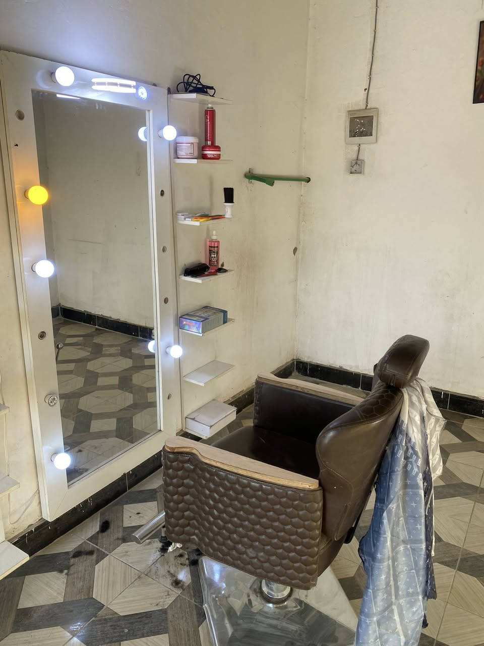 السلام عليكم اخوان كرسي +مرايه+رفرف ثنين +غراض حلاقه كامله+مكاين البصره زبير ***********
