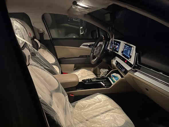 سبورتج ٢٣ خليجي نص فول بصمه تشغيل حساسات امامي خلفي بصمه ابواب مانع انزلاق ويل ١٩ كروم داخل بيجي وبعد بيها مواصفات ماشيه ٢٢٠٠٠بعدهي بالضمان وبلزكات الشركه بيها بارد بسيط كد شبر وطخه بسيطه كد اصبعين سياره بالخير على الي ياخذها سعر ٢٢٠٠٠دولار يعني٢٢٠ ورقه العنوان الشعب ***********
