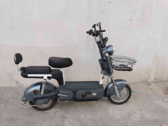 السلام عليكم دراجه كهربائية للبيع  بيها كسر بسيط واضح بالصوره بسعر ١٥٠ وبي مجال مكاني اربيل
للتواصل ***********
