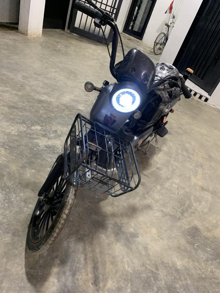 السلام عليكم للبيع دراجه شحن دراجه نضيفه كهربائيات كلها شغاله بطاريات جدد شرط مايصرف شحن ديجي شغال موديل 2024كلها شغاله بيها عيب واحد شاشه ماتشتغل فقط الباقي شرط السعر 180بيها مجال الشراي يتواصل خاص أو يتصل عل رقم ***********
