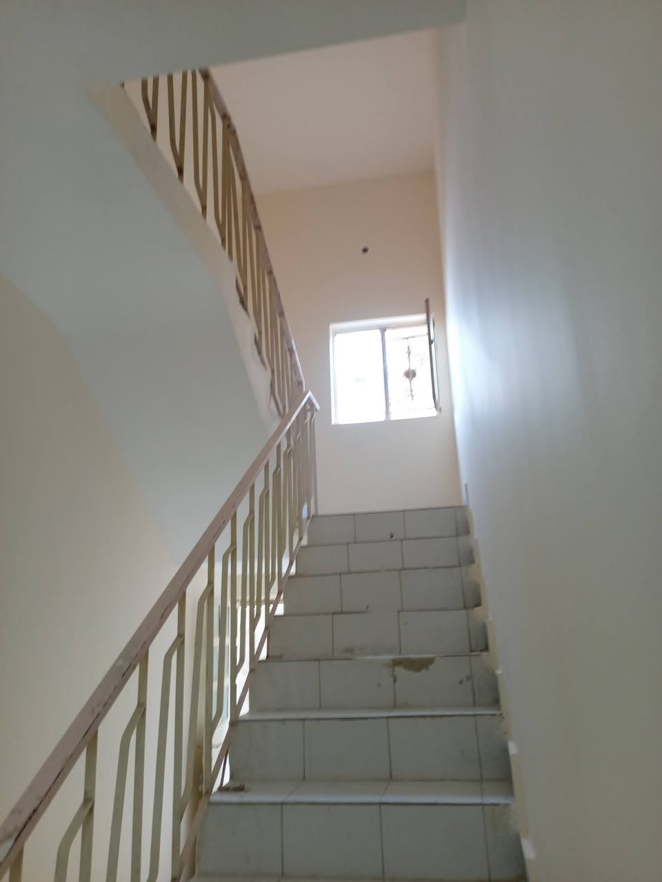 مشتمل للبيع قرب جامع شمري اول فرع عن شارع استقبال غرفه صاله مطبخ صحيات بناء بلوك مساحه ١٣٠ متر شارع ٨ متر تبليط مجاري بيت فارغ ***********.       سعر مطلوب ٧٥ بي مجال
