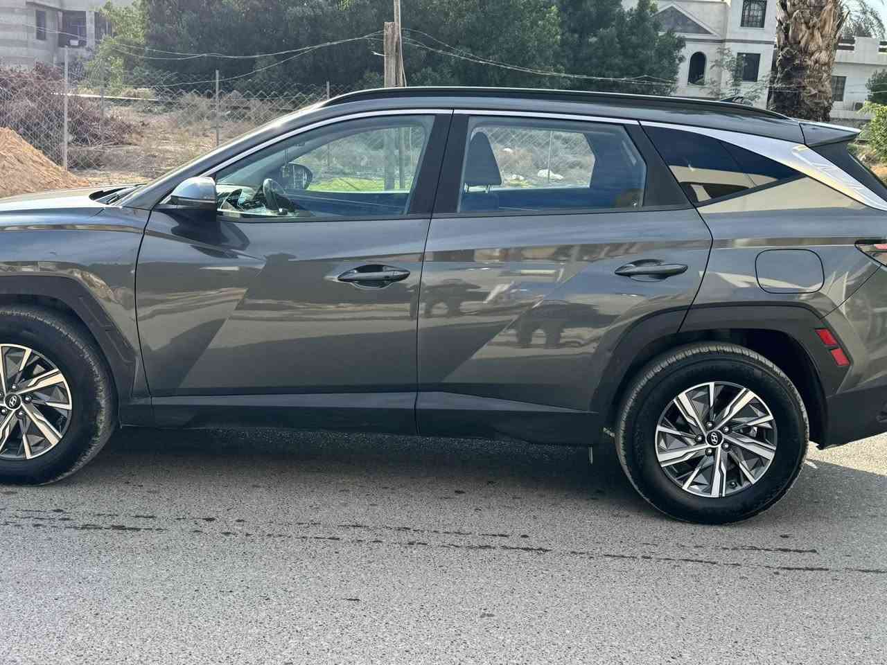 السلام عليكم
توسان هايبرد 2022 رقم بغداد 
ماشية 50 ميل 
حادث فقط جاملغ ايسر بدون ايرباكات وبدون صبغ السيارة 
فقط بارد بالجاملغ 
فور ويل 
تبريد قطعتين 
كشن سائق كهرباء 
كشنات تدفئة
رادار توقف 
رادارات جانبية
تشغيل عن بعد 
اربع انظمة قيادة 
شفتات بالستيرن 
نظام منحدرات 
هاند بريك دكمة 
قيادة ذاتية 
تحديد مسار 
مكان السيارة بغداد حي القادسية 
السعر 188 ورقة وبيهة مجال 
***********
