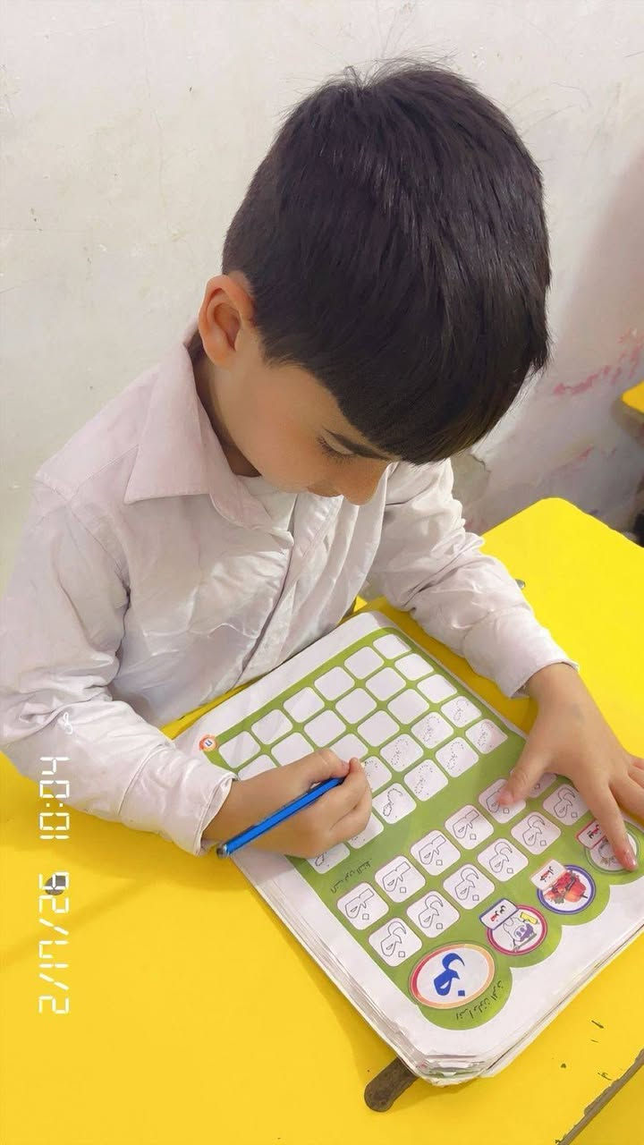 طلاب صف الروضة
أثناء كتابة الواجب

#شعارنا #لسنا #الوحيدون #لكننا #نطمح #ان #نكون #الافضل
ناحية الوحدة - سيد عزال - خلف مدرسة الحليم الاهلية
للاستفسار ***********
