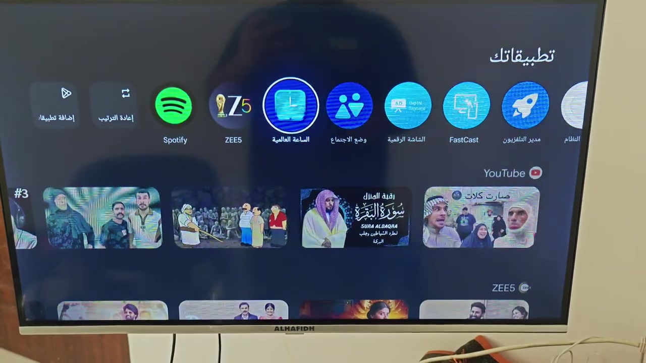 شاشة الحافظ حجم 32 الفئة H4 مع ستان تثبيت متحرك
LED HD TV
HDR10
نظام التشغيل Google TV الرسمي والمرخص من جوجل
تقنية Dolby Audio – لأعلى معايير الصوت
آلاف التطبيقات 
انعكاس الموبايل على الشاشة، تطبيق Chromecast المدمج في الجهاز
مساعد جوجل الصوتي
متجر جوجل بلي لتحميل التطبيقات 
واي فاي 2.4G/5G
تصميم أنيق ونحيف بدون إطار
الشاشة جديدة استعملته ايام قليلة كلش 
العنوان الشعلة شارع الغربي قرب سكلة حيدر التميمي 
الرقم *********** 
السعر 145 مع الاستان
