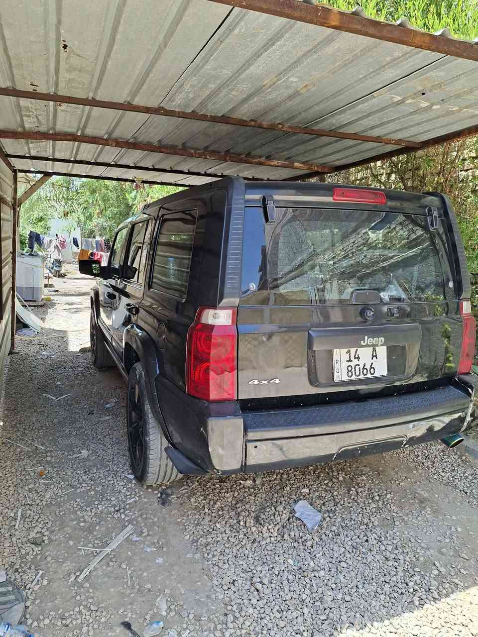 جيب كوماندر ٢٠٠٧ السياره بيها ٣ قطع ابيع عام 
محرك لاستيك ولف ما مأثر تنقيص بسيط 
***********
