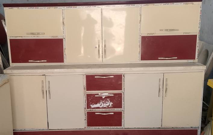 كاونتر مترين ونص وسنگي متر ونص السعر ٣٠٠ العنوان النجف مقابل قرية الغدير رقم الهاتف ***********
