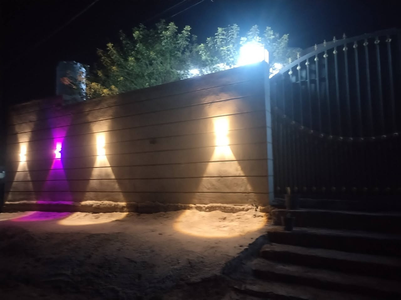 اللهم صل على محمد وآل محمد سلام عليكم من رخصة الادمن متاح بيت طابقين مساحه ٣٢٠ م الطابق الأول يحتوي على غرفتين نوم استقبال مطبخ حار بارد صحيات داخلي وخارجي الطابق الثاني نظام سويت سند ٢٥ تحويل مباشر باسم المشتري مع قطعه مساحتها ٨١٢م في منطقة شط الله واجهه ٢٨م ونزال ٢٩م مربعه  ملاحظه / ممكن ان يباع البيت وحده والقطعه ايظا تباع وحدها كلاهما قريب على شارع الزوار كربلاء طويريج عن الشارع٣٠٠ م اي استفسار الاتصال على هذا الرقم *********** او ع الخاص

