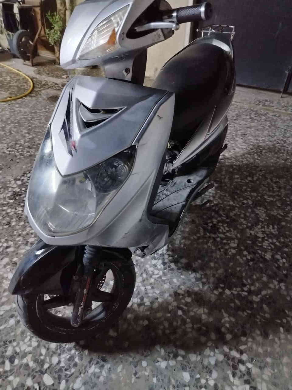 سلام عليكم
دراجه سكنس فحل كابريتر 
نضافه كفرات 65% بيها شوي فطور وكسور موضح ب صوره دراجه حلوه سلف وهندر تشتغل اشاير يمنه يسره شغالات كهربائيات شغاله نواقصها دشبول  الدراجه مرات يشتغل مرات لا دكمه لايت مشلوعه بس بسيم أو شي يشتغل دراجه دراجه يراد الها ترتيب بس ما متفرغ الها شلعتها قويه مكان بلديات تقاطع كهرباء 
سعرها 500 وبيها مجال بسيط للطيبين
***********
