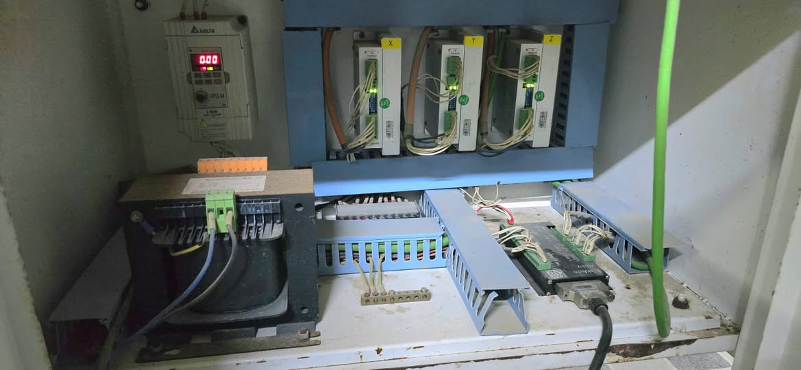 CNC 90*60
نظيف استخدام بالمنزل
تبريد ماء / دقة بالحفر جدا ممتازة اكثر من دقه الcnc الكبير
يفيد بشغل 
⭕️القطع الصغار  ⭕️اكرلك ⭕️خشب ⭕️بلاستك ⭕️المنيوم - براين خاصه ⭕️ فوم
سعر جدا مناسب 
سبب البيع شتريت جهاز اكبر 
للتواصل *********** واتساب
