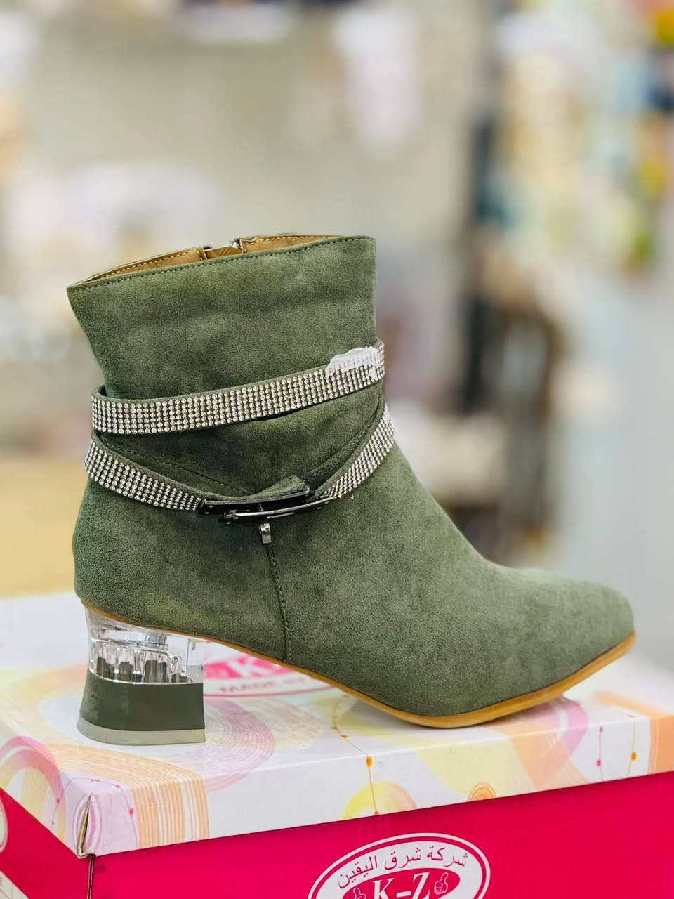 السلام عليكم عندي شلعة احذية وبوتات وشحاطات واحذية اطفال 850 قطعة. سعر القطعة 5000الف دينار
 وكلة جديد مثل ماموضح بل صورة وكلة غالي 
للاستفسار او التواصل يرجى مراسلتنا على الواتساب او الاتصال 
***********
