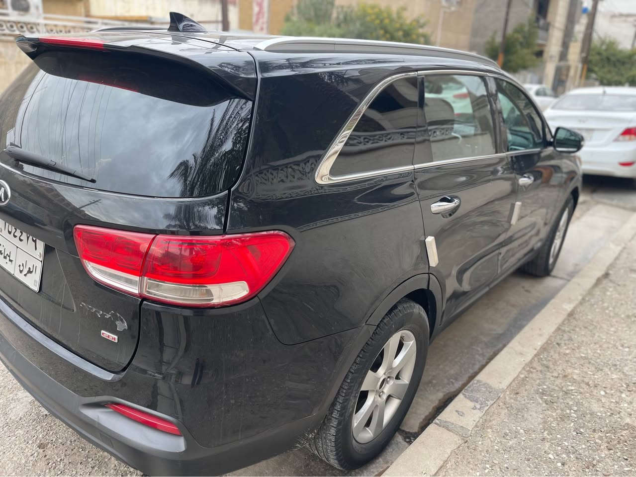 سورنتو 17 أمريكي
فقط باب الخلف صبغ شرط بدون ايرباك ولا تبديل ونظيفه جداً على ايد وحده ماشيه 70
محرك 2400 
7 راكب تدفئه كشنات وكهرباء
السعر مال بيع 153 شرط الف سونار أخذ جديده جداً
ولا اي خلل بيها 
*********** تحويل 
مباشر مكان السياره بغدا د 
اعتقد انظف سورنتو بموديلها Colombo, Sri Lanka
