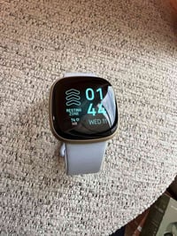 فيتبيت سينس ٢ • فيتبيت فيرسا ٤ • بطارية ٥ أيام