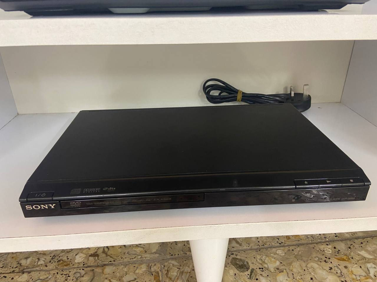 DVD Sony .
شغال شرط الفحص . 
سعر القطعة : 6,000 دينار . 
متوفر توصيل .


**إذا كنت صاحب هذا الإعلان وتريد حذفه لأي سبب، رجاءا أرسل رسالة إلى الدعم الفني**