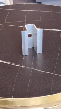 يتوفر لدينا انواع مختلفة من كلامبات تثبيت الالواح  لطلب النوع و الكمية...