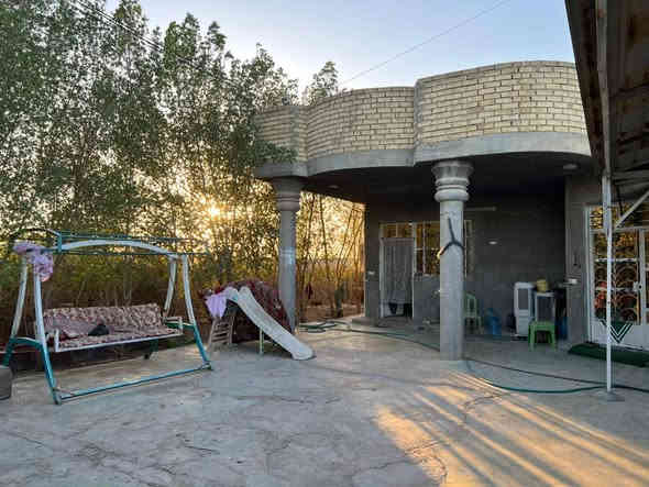 السلام عليكم 
نصف دونم مع دار حديث للبيع عنوان بغداد  الجسر الفرنسي قرب فلكة حي النصر  تعبر الجسر على اليسار على شارع التبليط صاير ش
واجهة 28 متر على شارع الرئيسي مدفون 3 أمتار عن الأرض يعني أعلى من شارع الرئيسي رباط صب ودنك صب داير ميدور نصف الدونم يحتوي على كراج وحديقة ودار صب مسلح 2 غرف نوم + استقبال + صالة كبيرة + مطبخ + حمام شرقي وغربي عدد 4 داخل وخارج البيت للستفسار 
*********** سعر 190مليون
