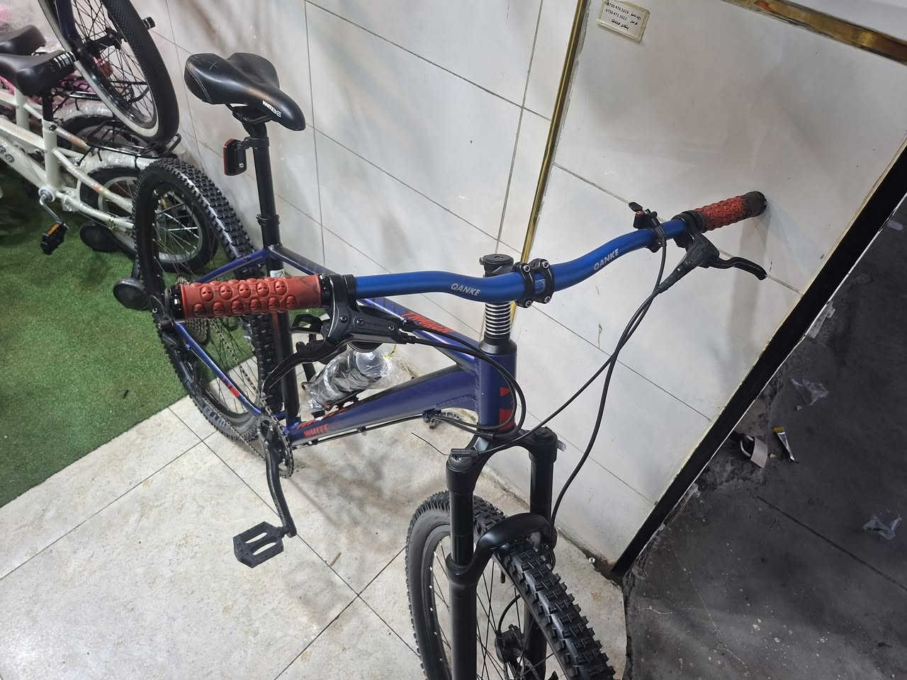 دراجه حجم 27.5
قياس فريم L
نظام دبل هواي قفل فتح ستيرن 
لون حلو مميز 
11 گير  سيستم شيمانو deore rd m 5100
براكيت bucklos  
بريكات دهن عيملاق شيمانو tektro mt275 
ويالات بوربرن اصلي اورجينال 
اطارات عريض 2.35 
دراجه مثل دبابه 
عنوان اربيل سوق باسكيلات مقابل گراج سلام 
متوفر توصيل كافه لكل محافظات 
واتساب موجود ***********
بنسبة سعر بلاش فقط  395 دولار 
👆👆👆👆👆👆👆👆👆👆
