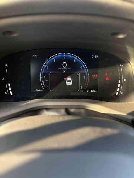 سلام عليكم من رخصه الادمن 
كامري موديل 2025 وكاله ساس 
ماشيه 1500km سياره زيرو 
مواصفات LE 
-فتحه 
- كشن سايق كهرباء فقط 
- جلد مخمل
- سياره مكفوله عدا بالباب الخلفي عكس السايق مثل ما موضحها بالصور 
- رادار امامي 
- السياره بانزين 
- السعر 42 مليون دينار عراقي وبيها مجال بسيط 
    - رقم الهاتف ***********
