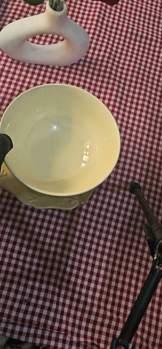 طقم 5 قطع – 6000 د.ع
***********
النوعية: سيراميك / خزف مزجج عالي الجودة
اللون: كريمي ناعم
الوصف: يشمل 5 قطع متداخلة بأحجام مختلفة، تصميم أنيق يصلح للطعام أو التقديم، مع نقوش خفيفة على الطبق الكبير تضيف لمسة جمالية
ملاحظة: متين وسهل التنظيف
