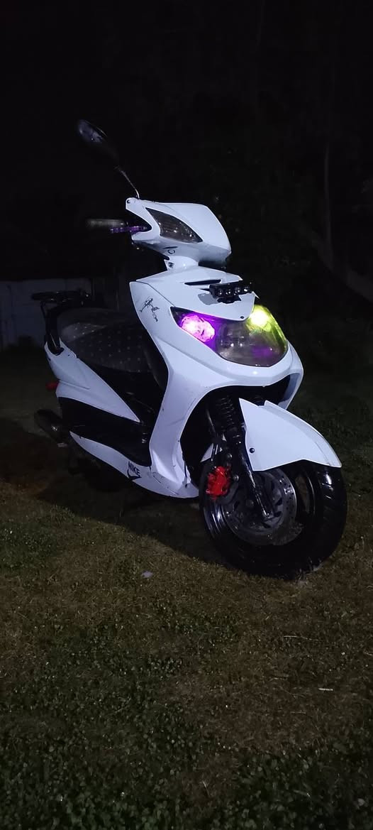 السلام عليكم للبيع  سكنس فحل نوزل خطين شلعه ومعدل المحرك خير من الله بيه ملاحضات بصيطه صالنصه رياضي بيه وشه  صوتها حلووو تايرات جدد نقص فيشه دشبول  مكاني التاجي رقمي *********** // ***********
