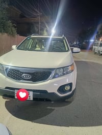 سورنتو موديل 2013 لون حليبي 6 سلندر خليجي بصمه بنرامه 7 راكب كلش حلوة ...